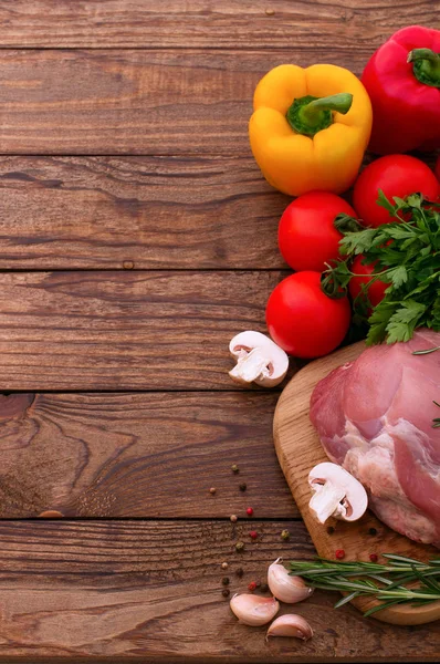 Carne de cerdo cruda en escritorio de madera — Foto de Stock