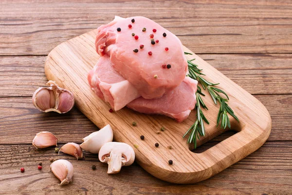 Carne crua de porco na mesa de madeira — Fotografia de Stock