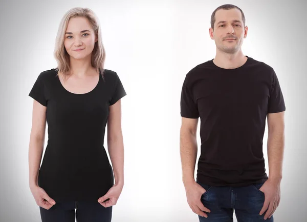 Дизайн рубашки и концепция людей - крупным планом молодых мужчин и женщин в пустой черной футболке спереди и сзади изолированы. Шаблон макета для печати дизайна — стоковое фото
