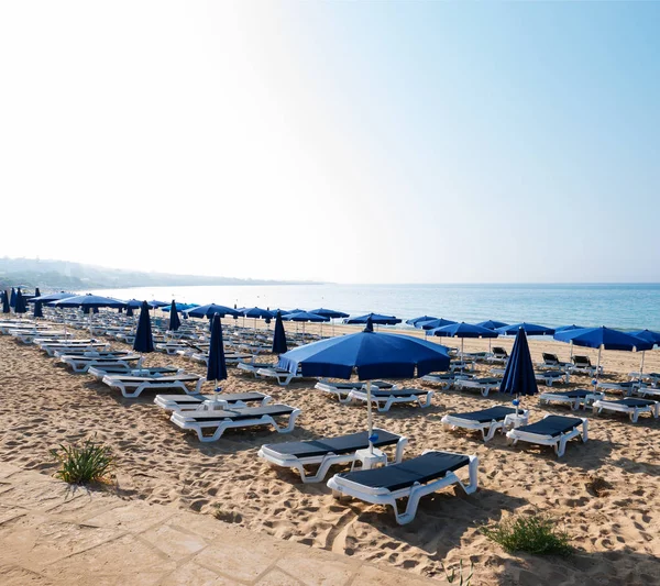 Strand in de ochtend bij zonsopgang in Ayia Napa op het eiland Cyprus — Stockfoto