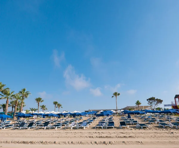 Strand in de ochtend bij zonsopgang in Ayia Napa op het eiland Cyprus. Tropisch strand. Zomer achtergrond. — Stockfoto