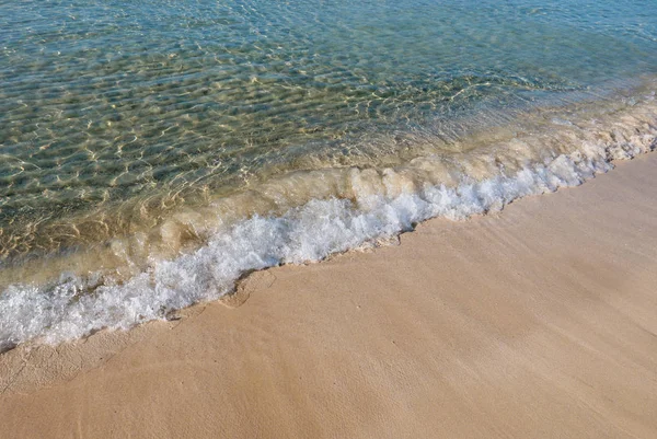 Soft Wave Of Blue Ocean On Sandy Beach. Summer background. Selective focus. — Stock Photo, Image