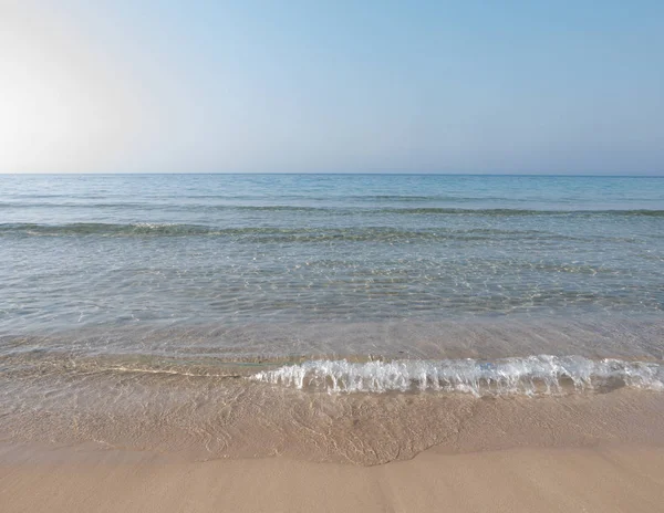 Weiche Welle des blauen Ozeans am Sandstrand. Tropenstrand. sommerlicher Hintergrund. Selektiver Fokus. — Stockfoto