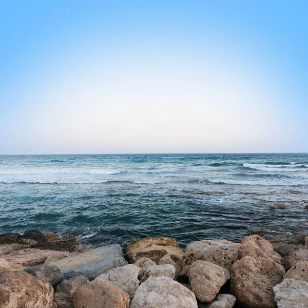 Weiche Welle des blauen Ozeans am Sandstrand. Hintergrund. Selektiver Fokus. Meereslandschaft bei Sonnenuntergang — Stockfoto