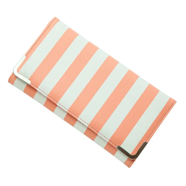 スタイリッシュなレディース財布ピンク ストライプ ホワイト バック グラウンドに分離されました。白い背景にモダンなピンクの革財布のクローズ アップ。財布のトップ ビュー. — ストック写真
