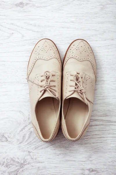 Plana leigos sapatos de moda das mulheres design casual no fundo branco isolado — Fotografia de Stock