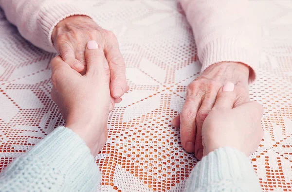 Aiutare le mani, la cura del concetto di anziani — Foto Stock