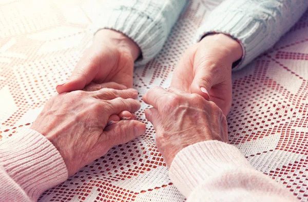 Perawatan adalah di rumah orang tua. Wanita senior dengan pengasuh mereka di rumah. Konsep perawatan kesehatan untuk orang tua, cacat. Wanita tua. Ruangan untuk latar belakang putih teks . — Stok Foto