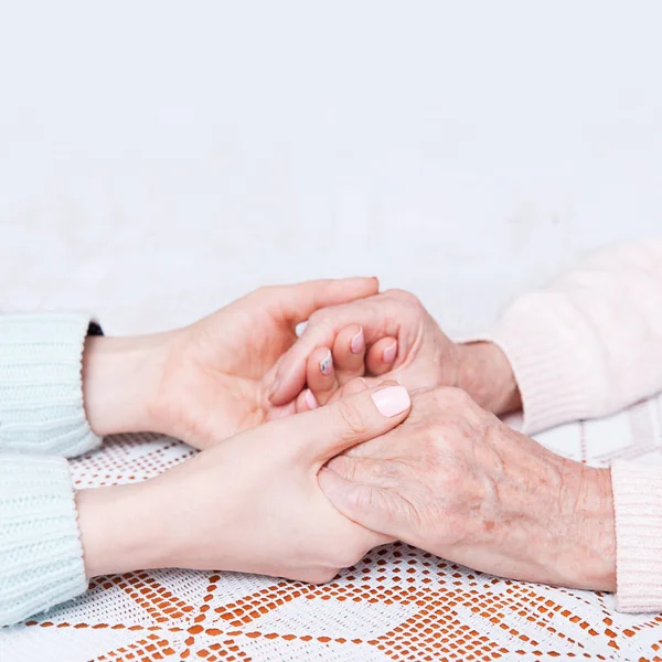 Helfende Hände, Altenpflege — Stockfoto