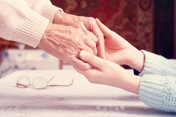 Hjälpa händer, ta hand om äldre koncept — Stockfoto