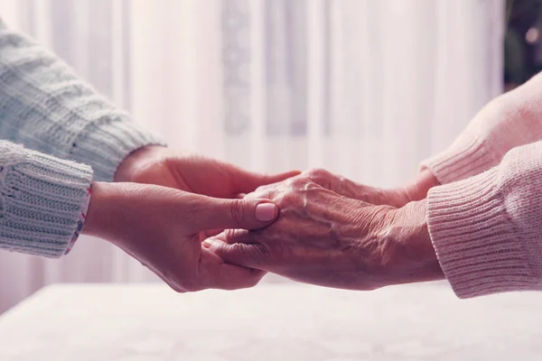 Vård är hemma för äldre. Utrymme för text. Senior Kvinna med sin vårdgivare hemma. Begreppet hälso-och sjukvård för äldre äldre, funktionshindrade. Äldre kvinna. — Stockfoto