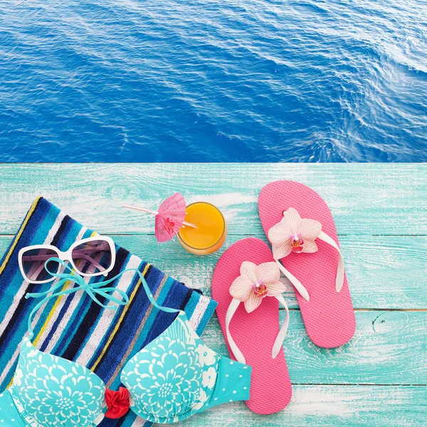 Summer fun time and accessories on blue wooden background. Mock up — Stock Photo, Image