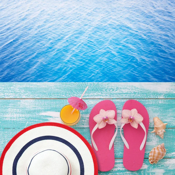 Sommerspaß und Accessoires auf blauem Holzhintergrund. Attrappe — Stockfoto