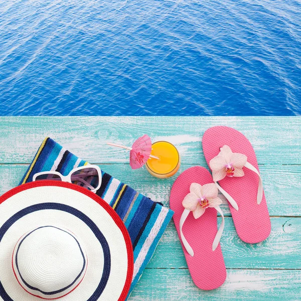 Sommerspaß und Accessoires auf blauem Holzhintergrund. Attrappe — Stockfoto