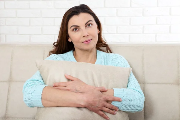 Mulher de meia-idade atraente olhando na câmera relaxante em casa. O belo rosto de perto . — Fotografia de Stock