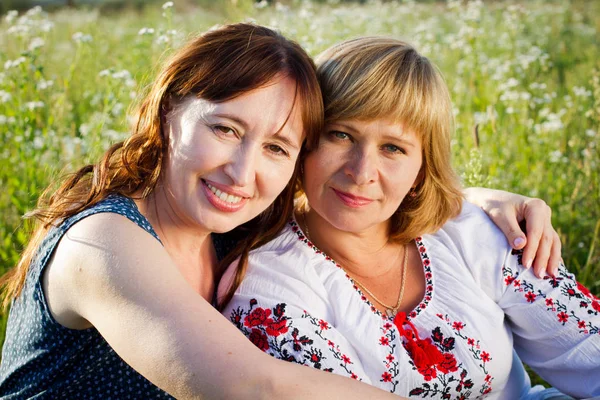 Счастливые Женщины Говорят Смеются Природе Зеленом Фоне Две Подруги Среднего — стоковое фото