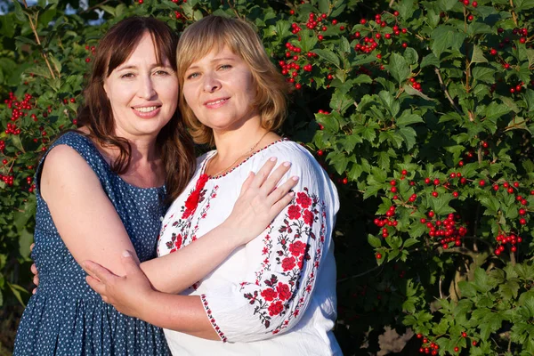 Fröhliche Frauen Die Der Natur Mit Grünem Hintergrund Reden Und — Stockfoto