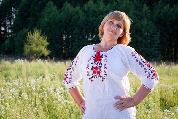 Donna felice sorridente sullo sfondo della natura . — Foto Stock