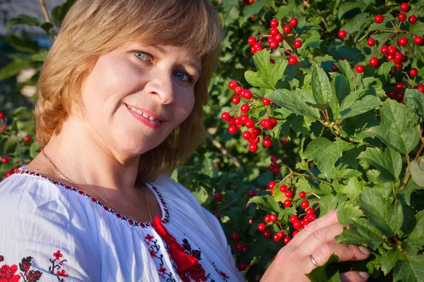 Glückliche Frau Mit Einer Blume Entspannt Gras Mit Einer Blume — Stockfoto