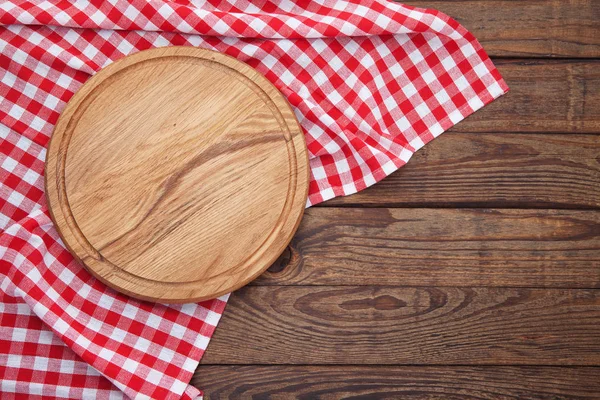 Pizza de mesa, con mantel sobre mesa de madera. maqueta vista superior — Foto de Stock