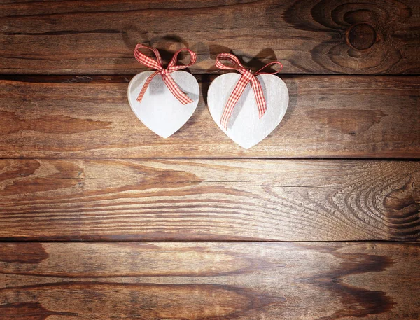 Dos corazones y fondo de madera . — Foto de Stock