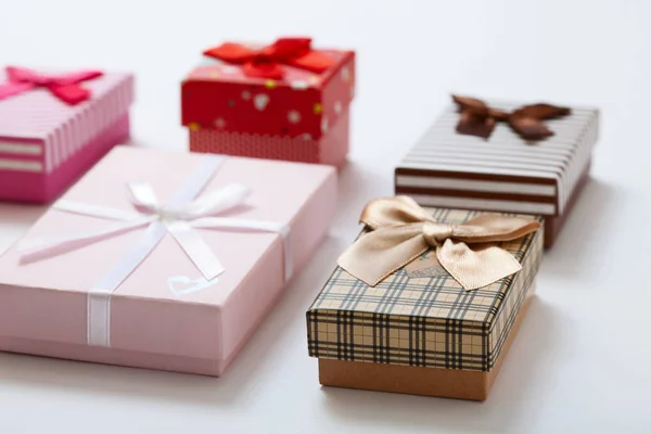 Cajas de regalo sobre fondo blanco vista superior. Invitación de boda, gr —  Fotos de Stock