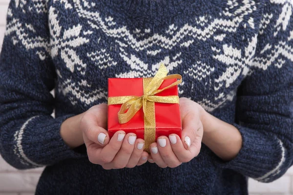 Gift box with ribbon in womens hands. — Stock Photo, Image