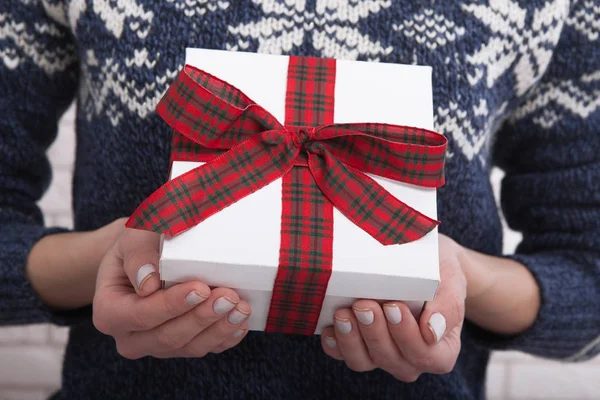 Geschenkdoos met lint in handen van de womens. — Stockfoto