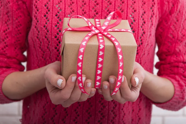 Gift box with ribbon in womens hands. — Stock Photo, Image