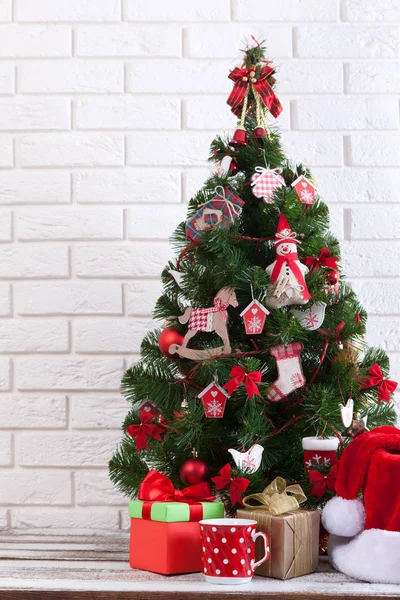 Mesa de madeira branca na frente da árvore de Natal colorido com caixas de presente. Pode ser usado para exibir ou montar seus produtos — Fotografia de Stock