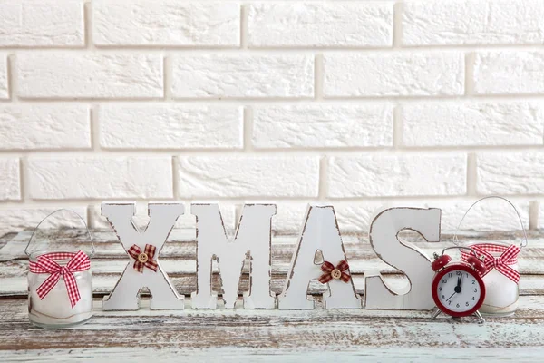 Decoraciones navideñas. Fondo de Navidad. Reloj, vela y texto de Navidad sobre mesa de madera . —  Fotos de Stock