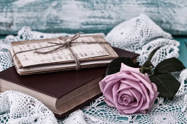 Bukett rosor och gamla brev på trä skrivbord i vintagestil. — Stockfoto