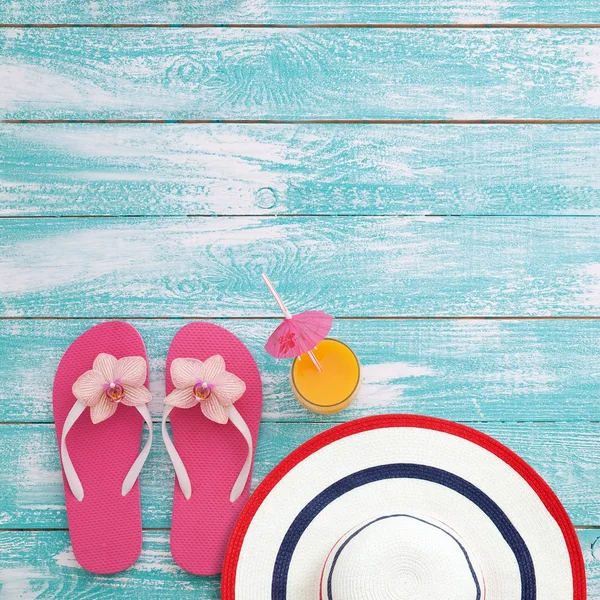 Sommerspaß und Accessoires auf blauem Holzhintergrund. Attrappe — Stockfoto