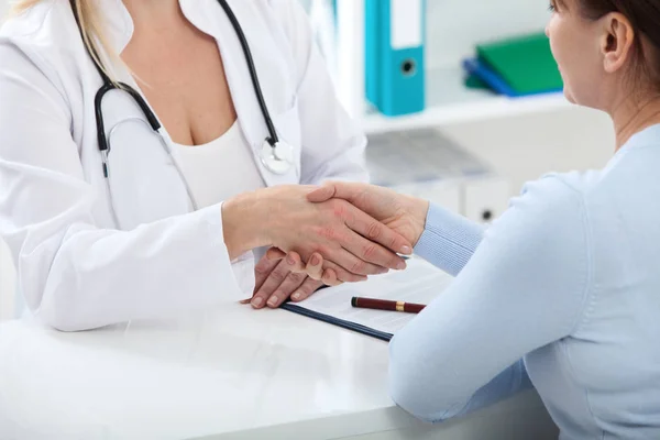 Salud y concepto médico - médico con paciente en el hospital. apretón de manos . — Foto de Stock