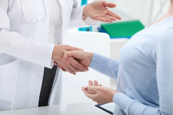 Zdravotní péče a zdravotnické koncepce - lékař s pacientem v nemocnici. Handshake. — Stock fotografie