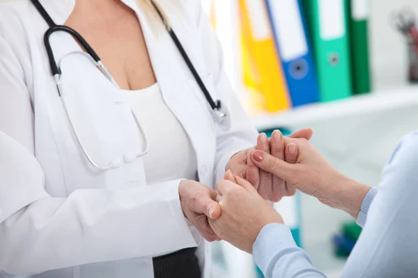 Hand av läkare lugnande hennes kvinnliga tålmodig. Medicinsk etik och tillit koncept. Handslag, händer närbild — Stockfoto