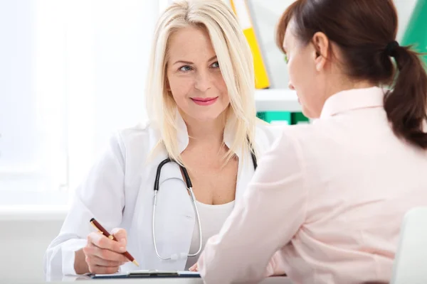 Gesundheitswesen und medizinisches Konzept - Arzt mit Patient im Krankenhaus — Stockfoto