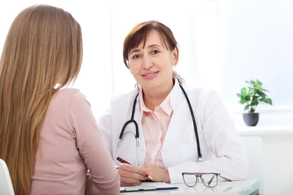 Médico explicando el diagnóstico a su paciente femenino — Foto de Stock