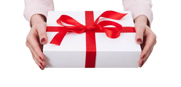 De doos van de gift geïsoleerd op een witte achtergrond. Vrouw met presenteert. — Stockfoto