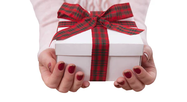 Presentbox isolerade. Kvinna som håller presenterar. — Stockfoto