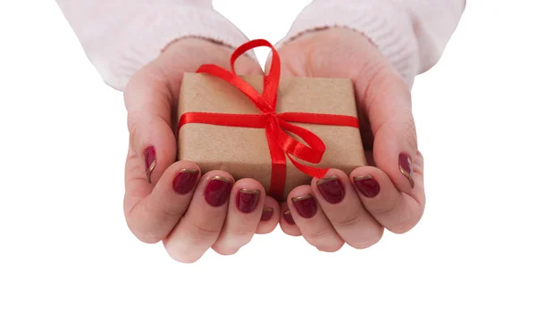Caja de regalo aislada. Mujer sosteniendo regalos . — Foto de Stock