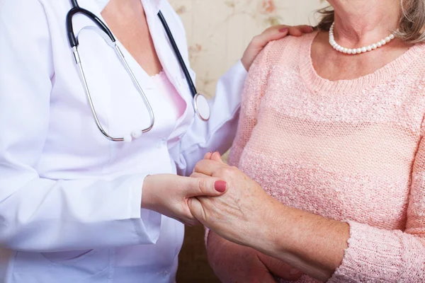 Kvinnlig patient att bli lugnad av doktor hemma. — Stockfoto