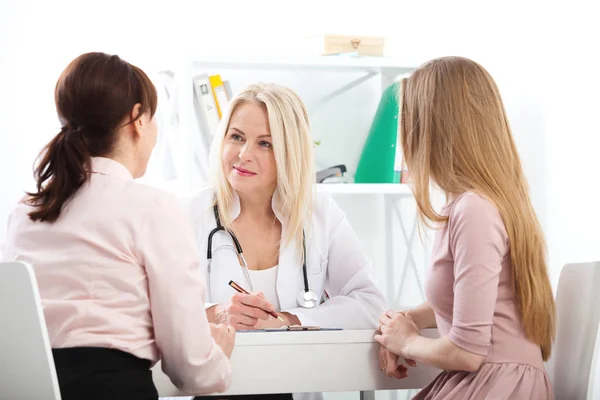 Medico che spiega la diagnosi al suo paziente femminile — Foto Stock