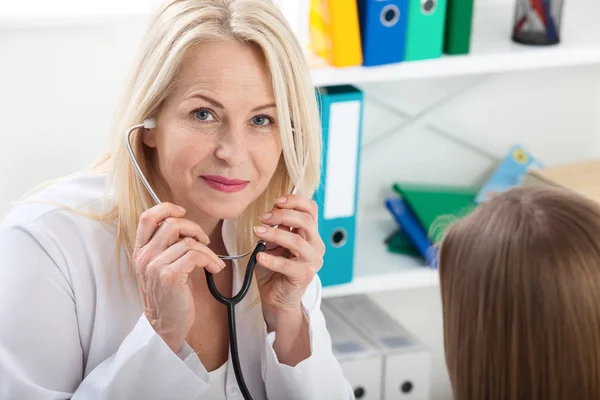 Arzt mit Stethoskop. Gesundheitswesen und medizinisches Konzept - Arzt mit Patient im Krankenhaus — Stockfoto