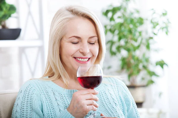 Feliz rubia bebiendo vino tinto con los ojos cerrados . — Foto de Stock