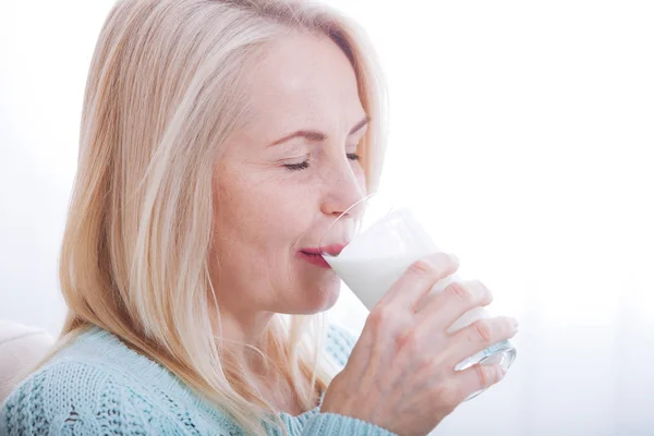 Felice donna di mezza età che beve latte — Foto Stock