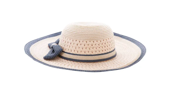 Grazioso cappello di paglia con nastro blu isolato su fondo bianco, cappello di paglia marrone su fondo bianco . — Foto Stock