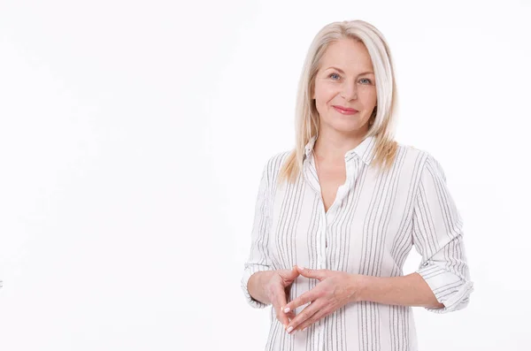 Дружелюбная улыбающаяся деловая женщина средних лет, изолированная на белом фоне — стоковое фото