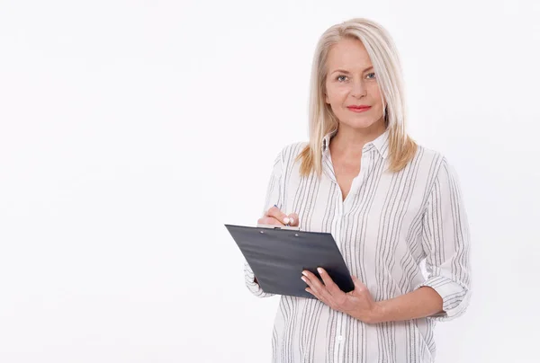 Business woman holds a pen and a folder with files isolated on white background — Stock Photo, Image