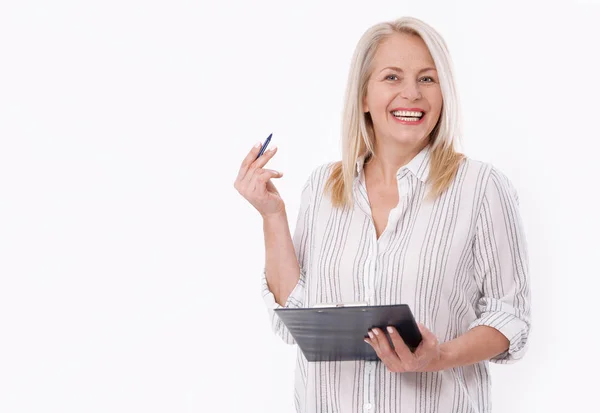 Business woman holds a pen and a folder with files isolated on white background — Stock Photo, Image